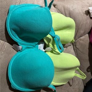 Bundle of 32 D bras.